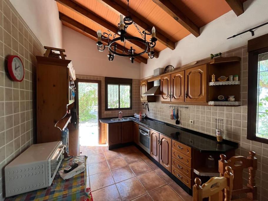 Farmhouse Surrounded By Centenary Olive Trees Olias Exterior photo